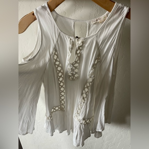 Anthropologie Meadow Rue| White Cold Shoulder Boho Blouse with Wing Sleeve, XS•• - Picture 2 of 10